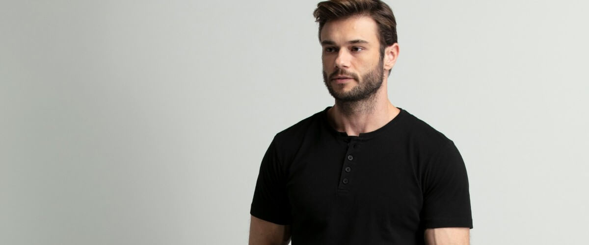 camiseta henley estilo
