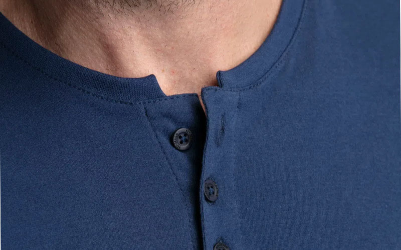 Detalhe gola camisa Henley